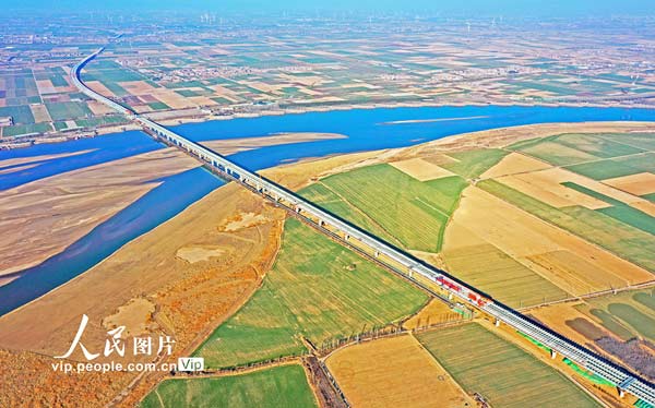 河南焦作：沁伊高速黃河特大橋建設正酣